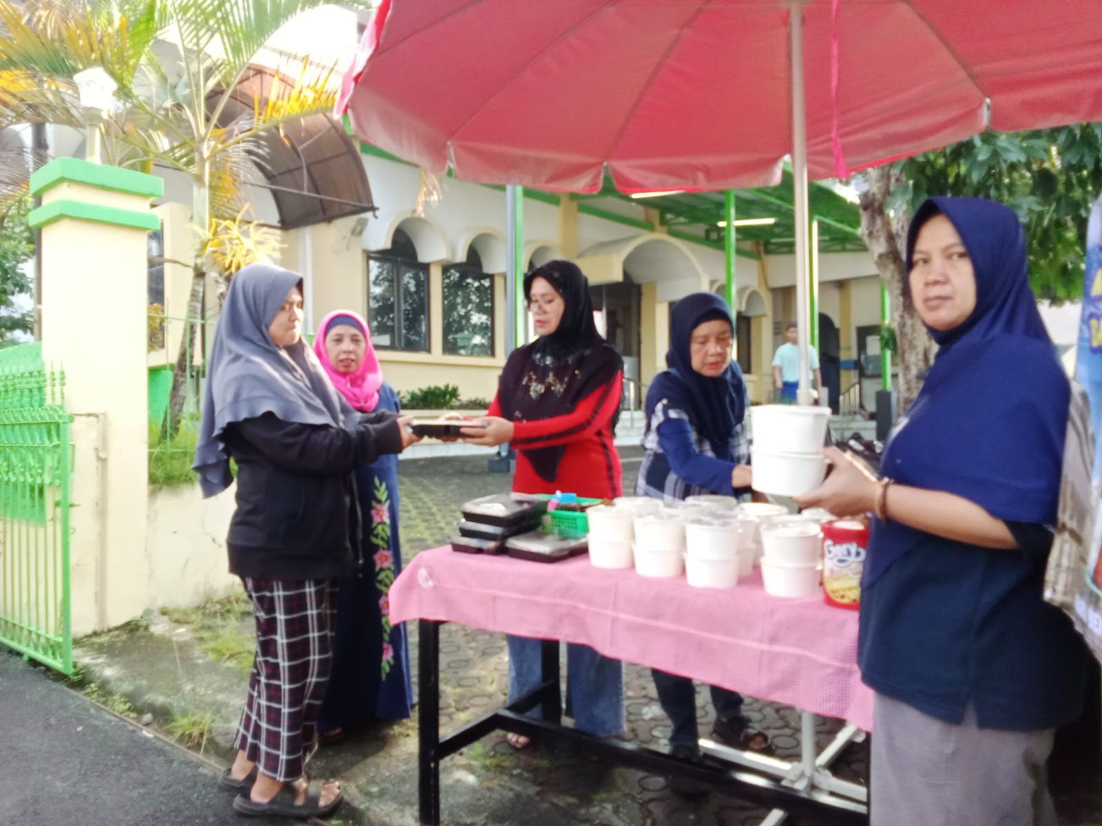 Lorem Ipsum is simply dummy text of the printing and typesetting ndustry. 